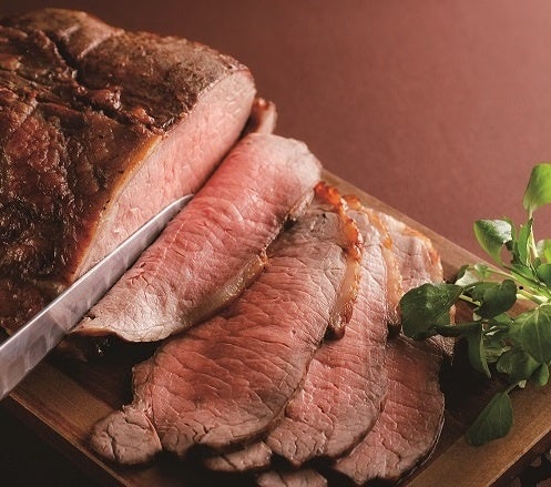 熟練のシェフが目の前で切り分けるローストビーフ