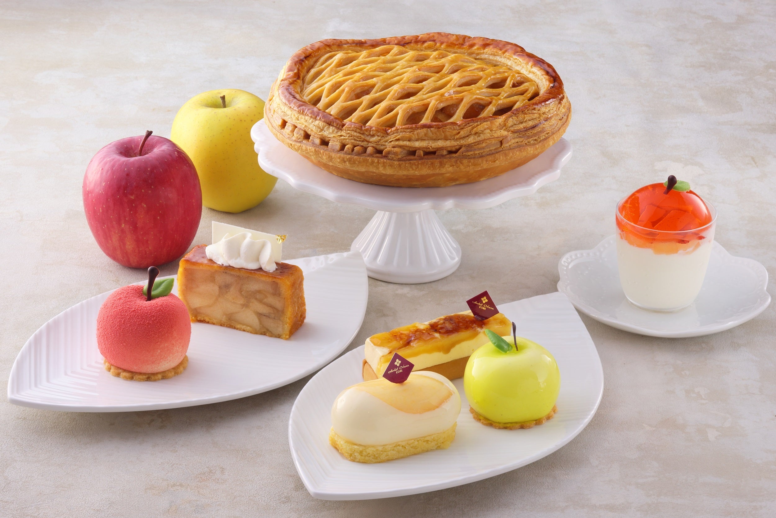 (中央から時計回りに)「アップルパイ」「りんごゼリー」「シナノゴールド」 「シブーストFuji」「ポンム カシス」「ポンム ツガル」「りんごのテリーヌ」