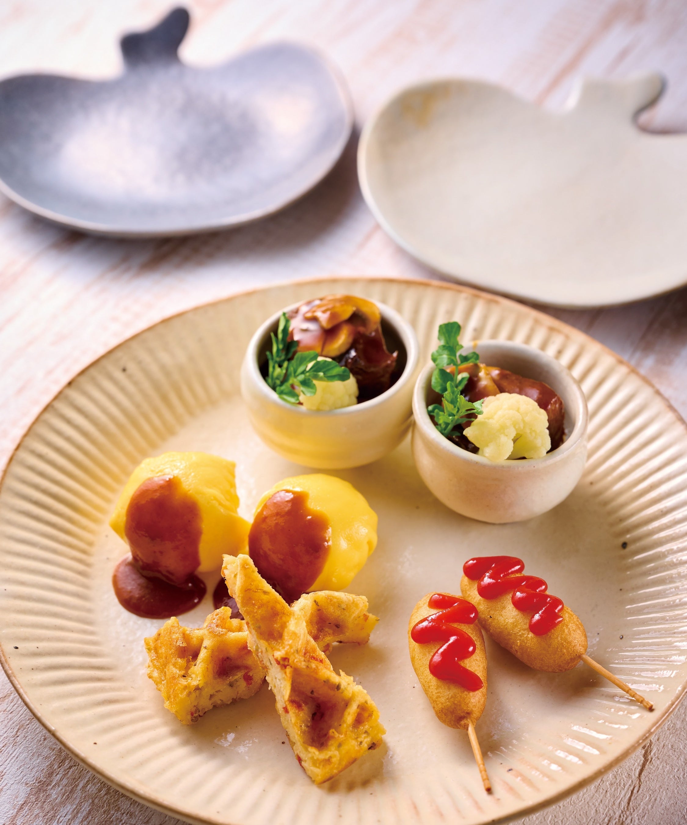 セイボリー（中央奥から：米沢牛のビーフシチュー、プチアメリカンドック、ポテトワッフル、オムライス 茶巾仕立て）