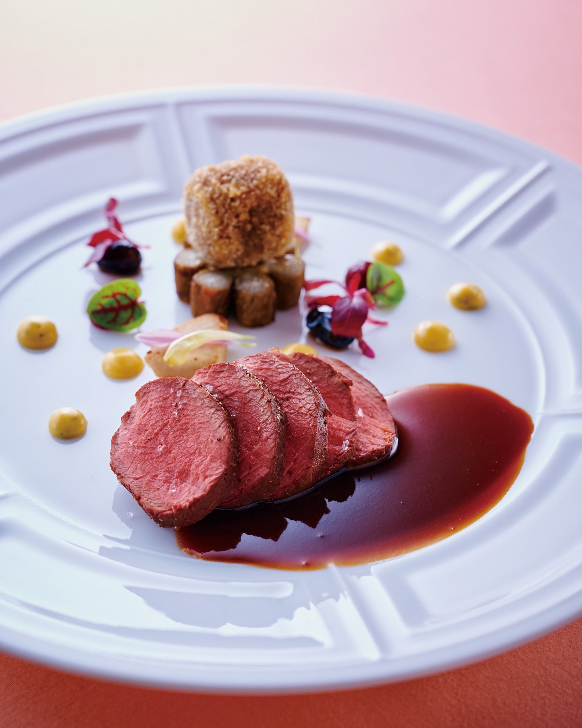 鹿ロースの低温調理ソースポワヴラードとソースベアルネーズ 猪バラのクロケットと共に丹波地方フォレスティエール風