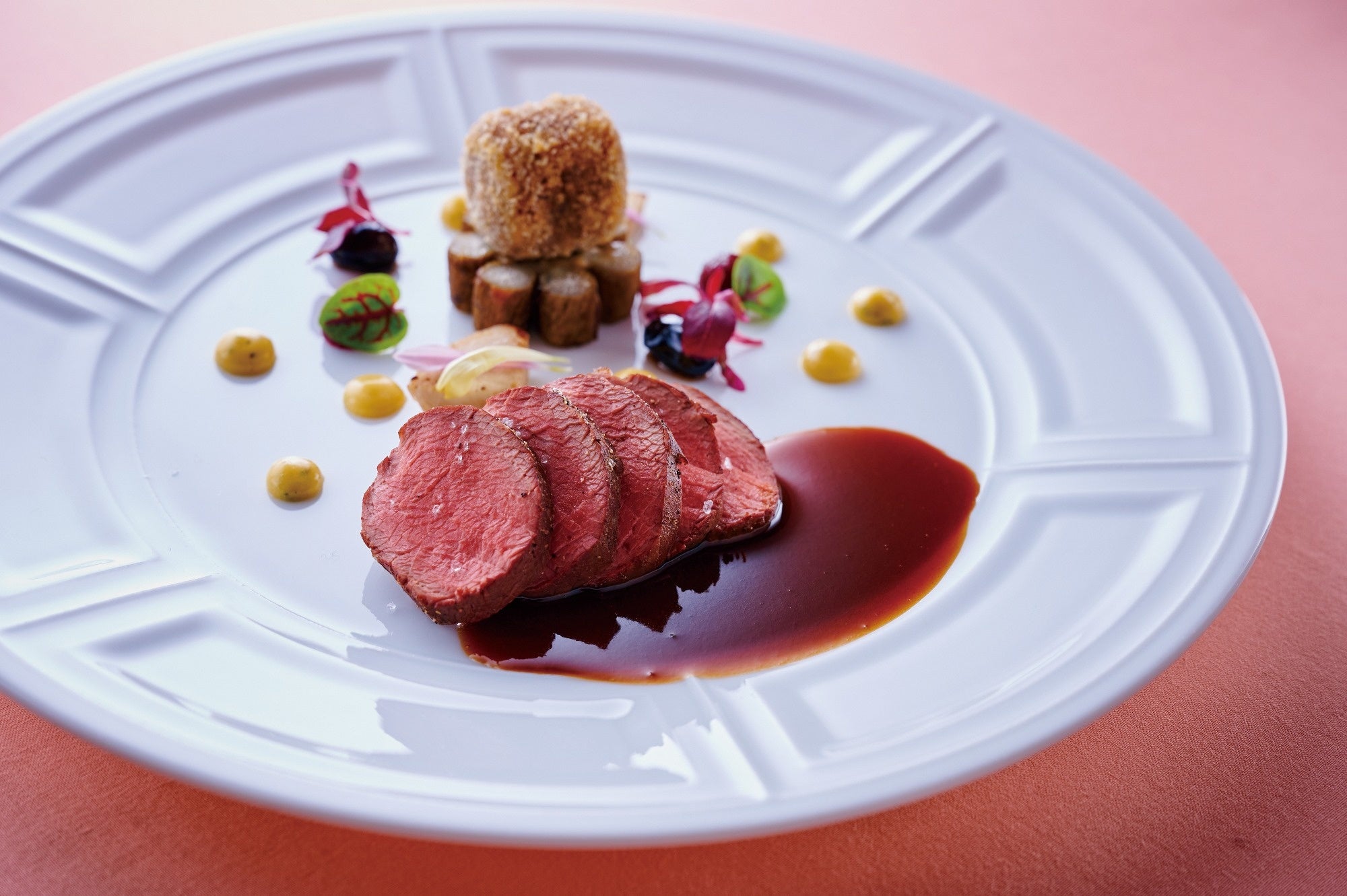 鹿ロースの低温調理ソースポワヴラードとソースベアルネーズ 猪バラのクロケットと共に丹波地方フォレスティエール風