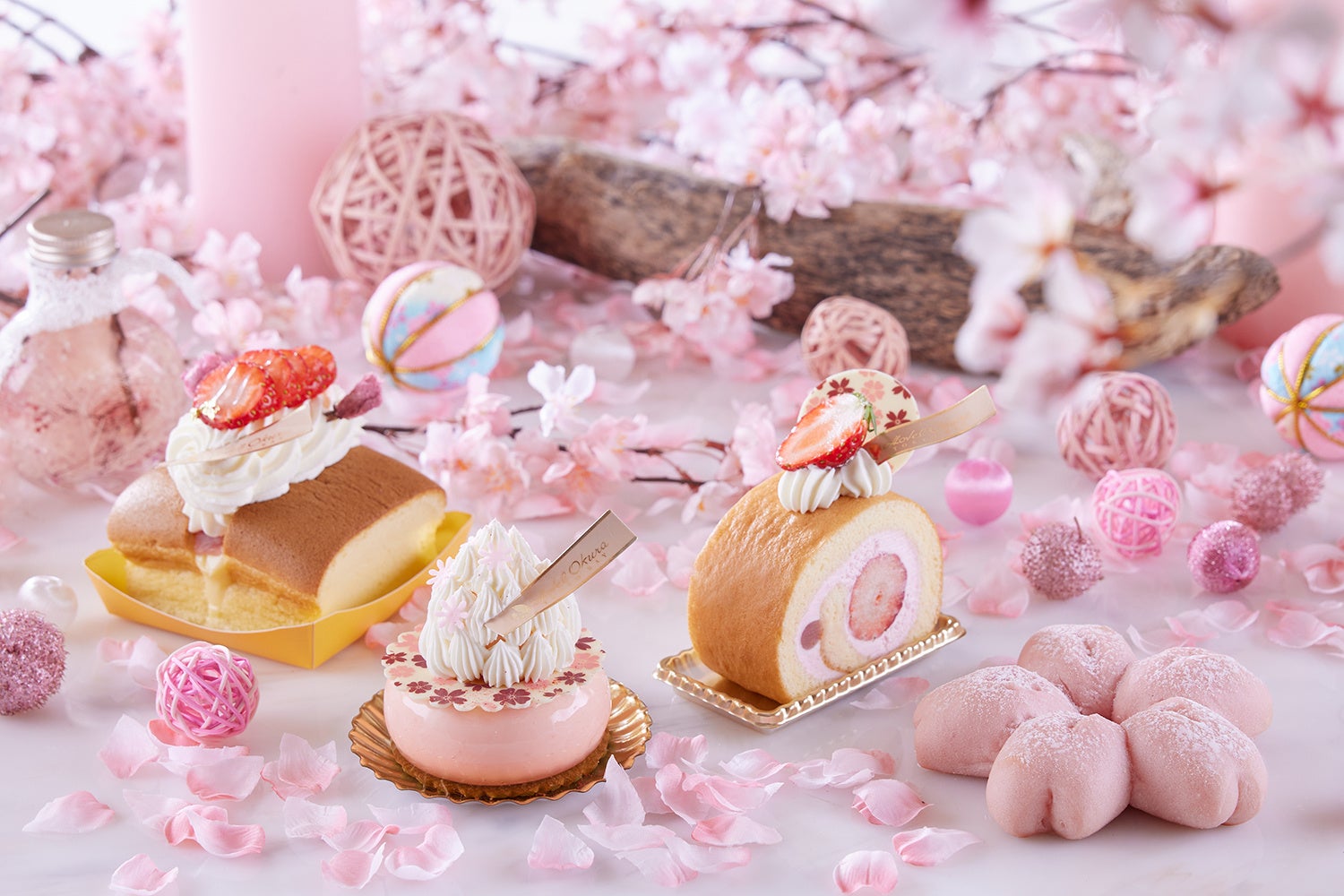 左から：「台湾カステラ ～SAKURA～」「みよしの」「桜香るロールケーキ」「桜ちぎりパン 」