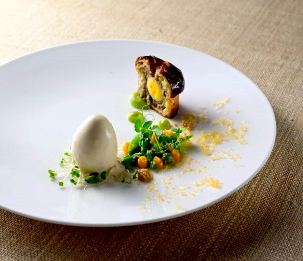 料理部門優勝作品「白いウフアンムーレットに見立てた鶏のムース　トリュフ香るウフブルイエのファルシ 復活祭のパテショーとともに　晩春のイメージで」
