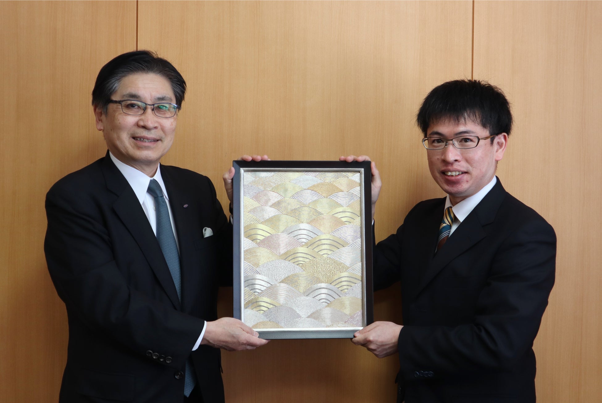 株式会社西陣まいづる 代表取締役社長 舞鶴政之氏(右)と 当社代表取締役社長 福永法弘(左)