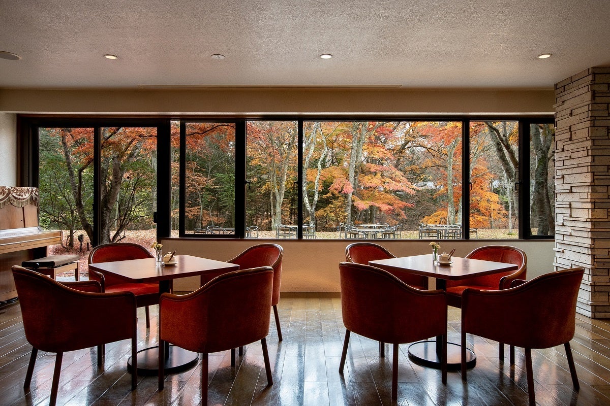紅葉時期の「メイプルラウンジ」