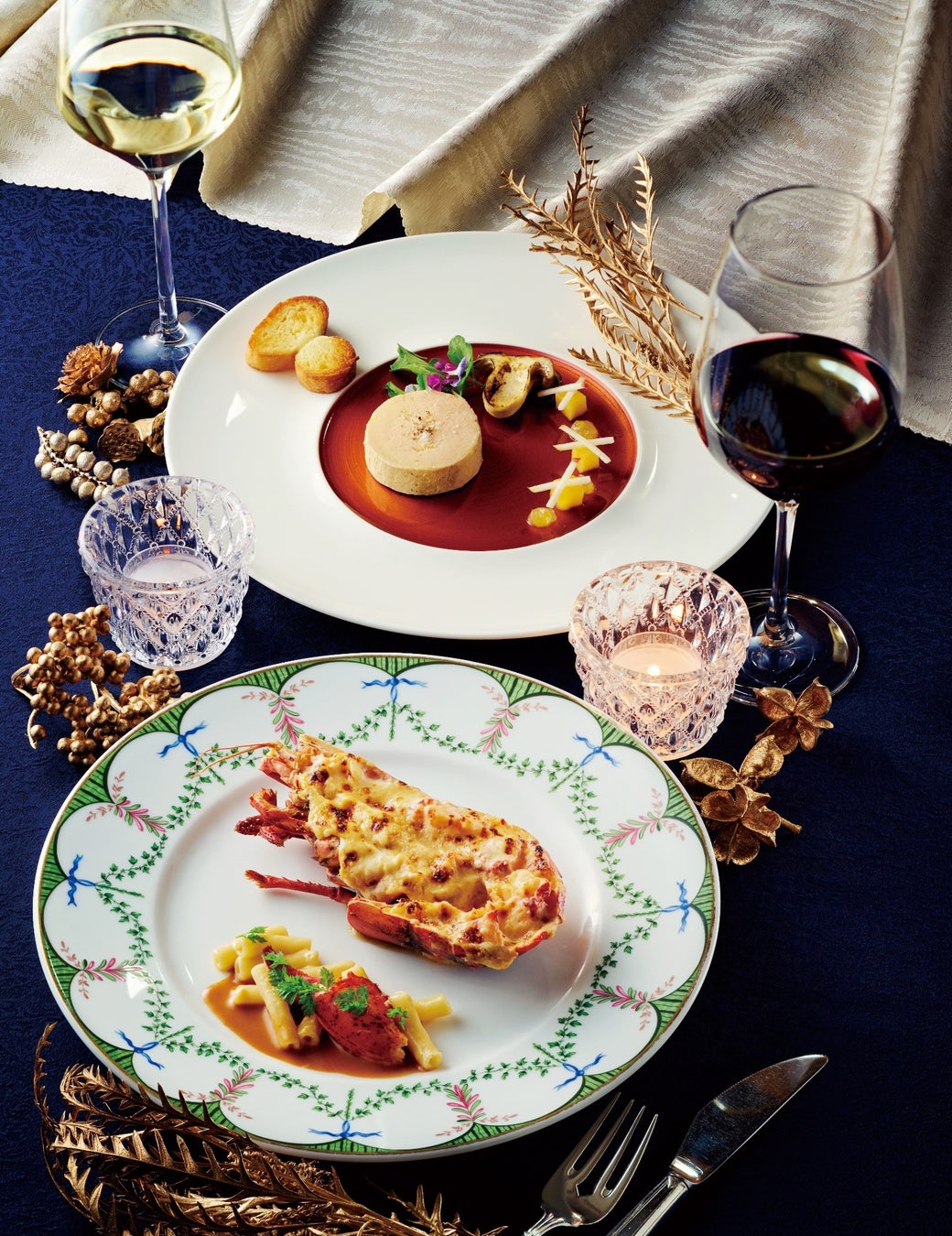 「フォアグラのバロティーヌ アルマニャックの香り ブリオッシュ添え」(写真奥)と「オマール海老のテルミドール」(写真手前)