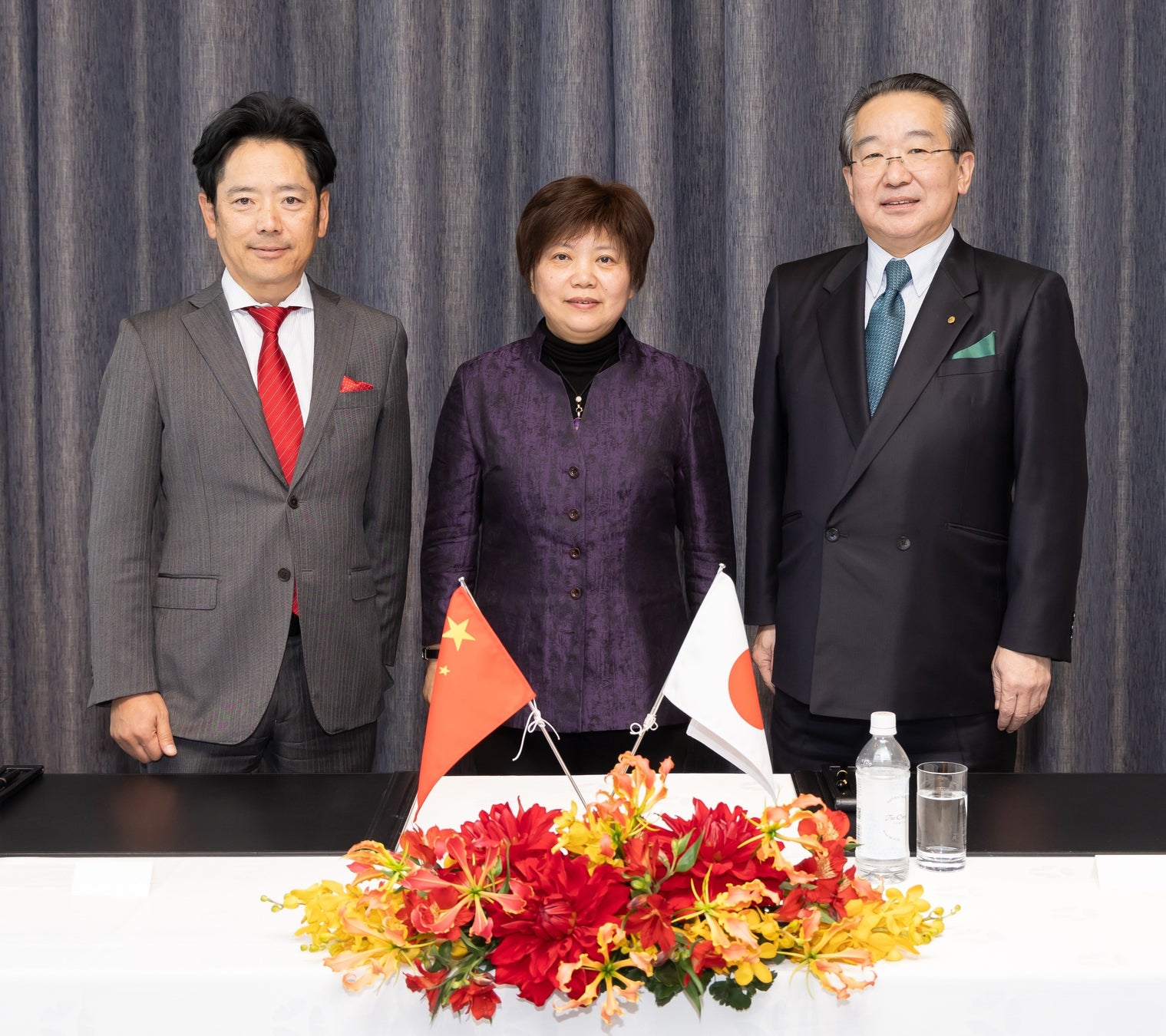 (左より)株式会社マリモホールディングス 代表取締役 兼 蘇州融和不動産有限公司 董事長 深川 真、新建元ホールディングス 副総裁 谢易涵、株式会社ホテルオークラ 代表取締役社長 荻田 敏宏