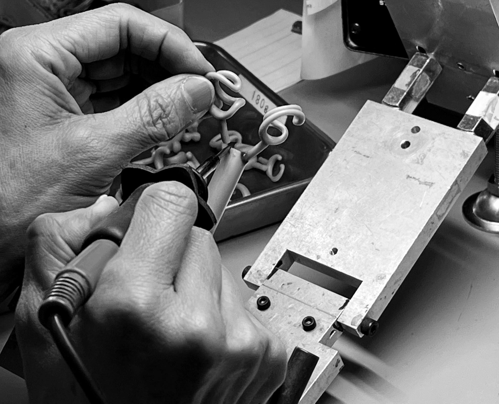 仕上げは日本の職人が行います