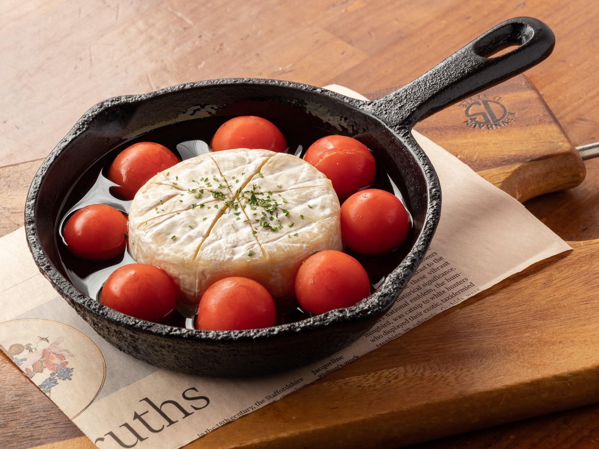 丸ごとカマンベールチーズとプチトマトのアヒージョ