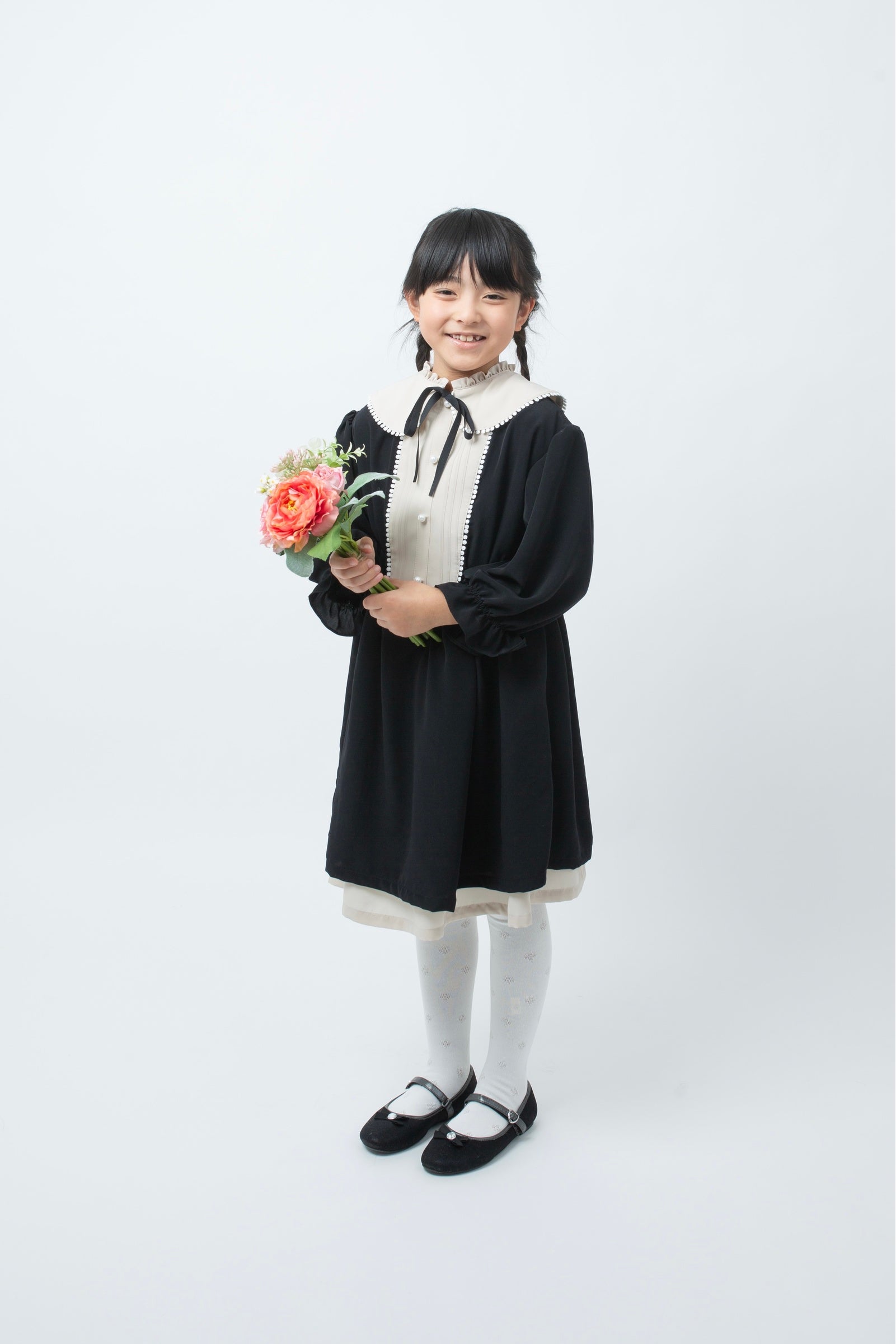 モデル身長125cm、ワンピースは130cm仕様で着用