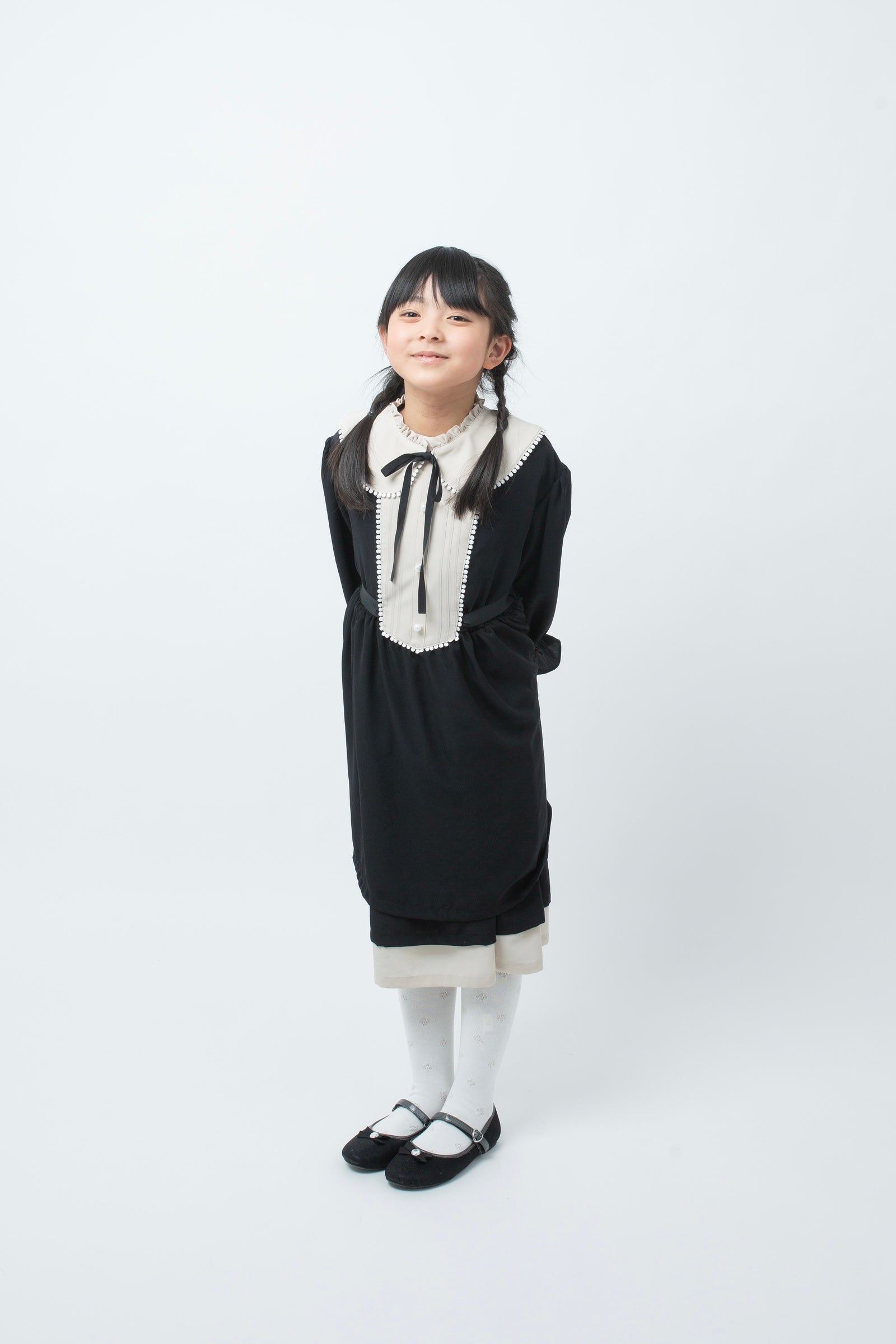 モデル身長125cm、ワンピースは140cm仕様で着用