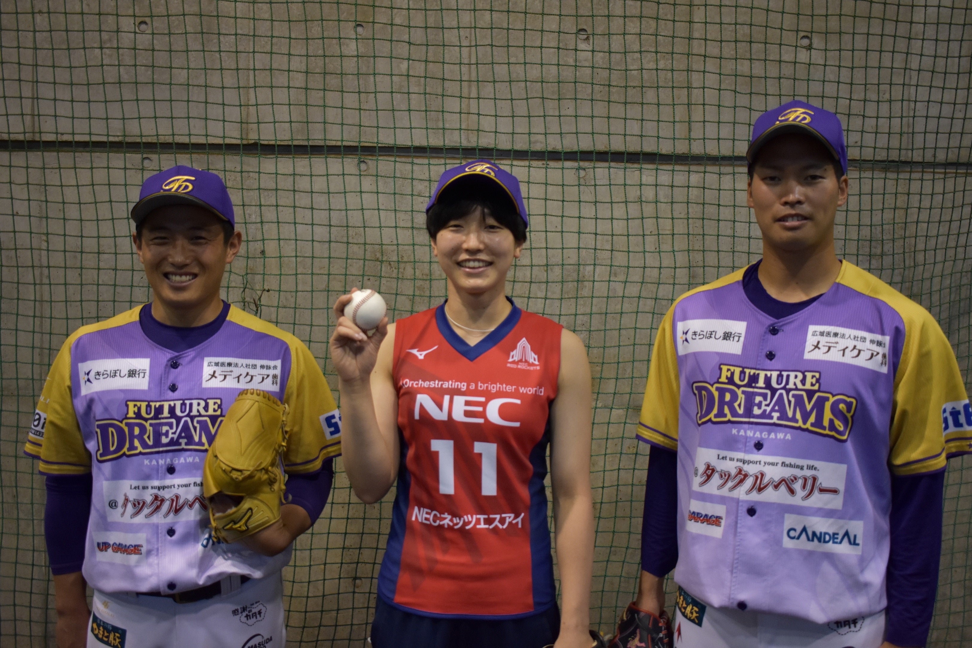 左から神奈川フューチャードリームス山本雅士投手、古谷ちなみキャプテン、神奈川フューチャードリームス大高歩投手
