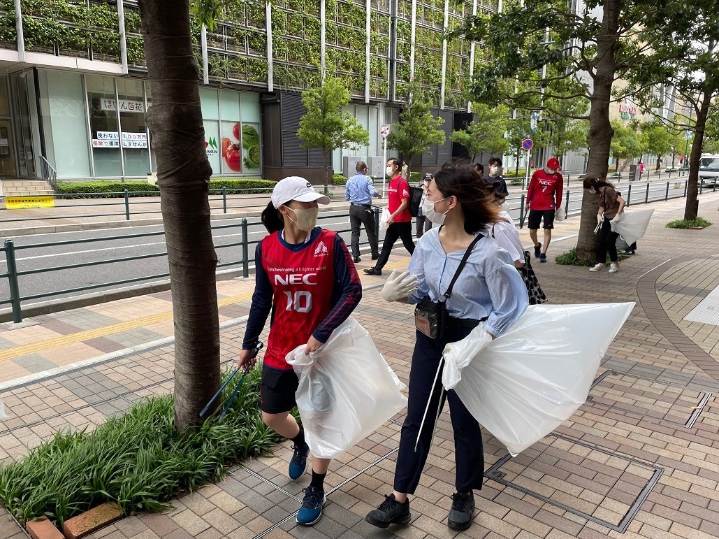 コミュニケーションをとりながら清掃活動をする選手と参加者の皆さん
