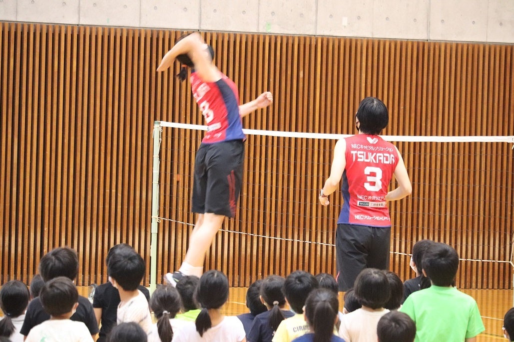 迫力のあるスパイクを披露した野嶋選手