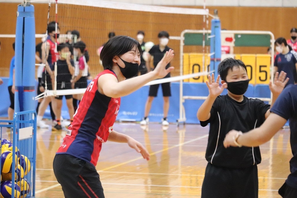 子どもたちとゲームに入った柳田選手