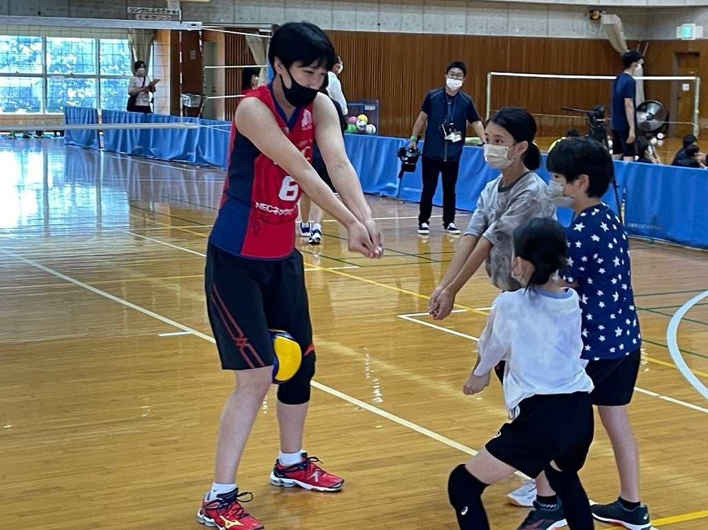 丁寧に教える上野選手