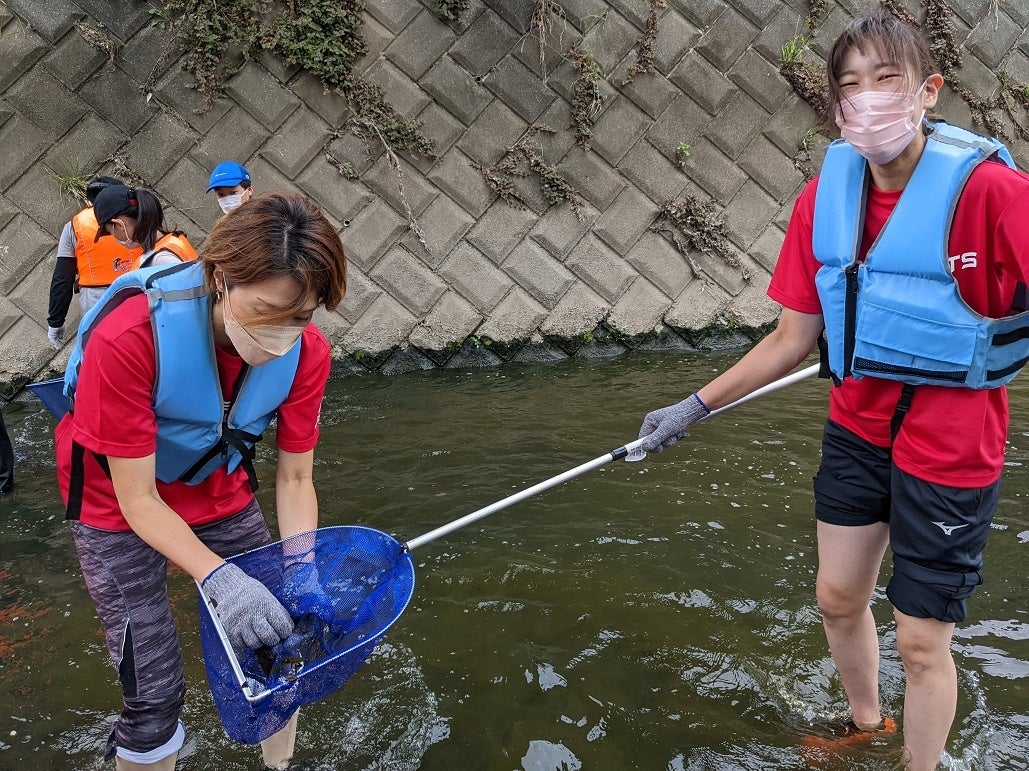 魚を確保するマネジメントスタッフ