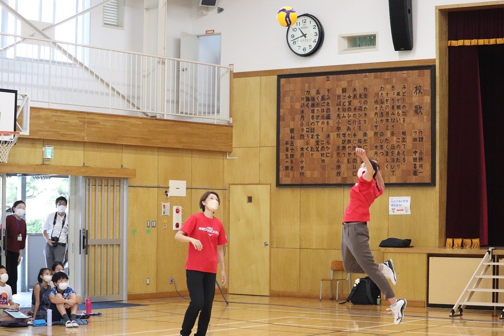 スパイクの迫力を披露し子供たちから歓喜の声があがる