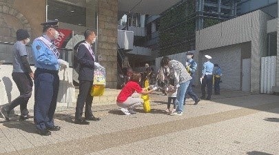 「MEZASHI」の皆様とチラシ配布するNECレッドロケッツのマネジメントスタッフ