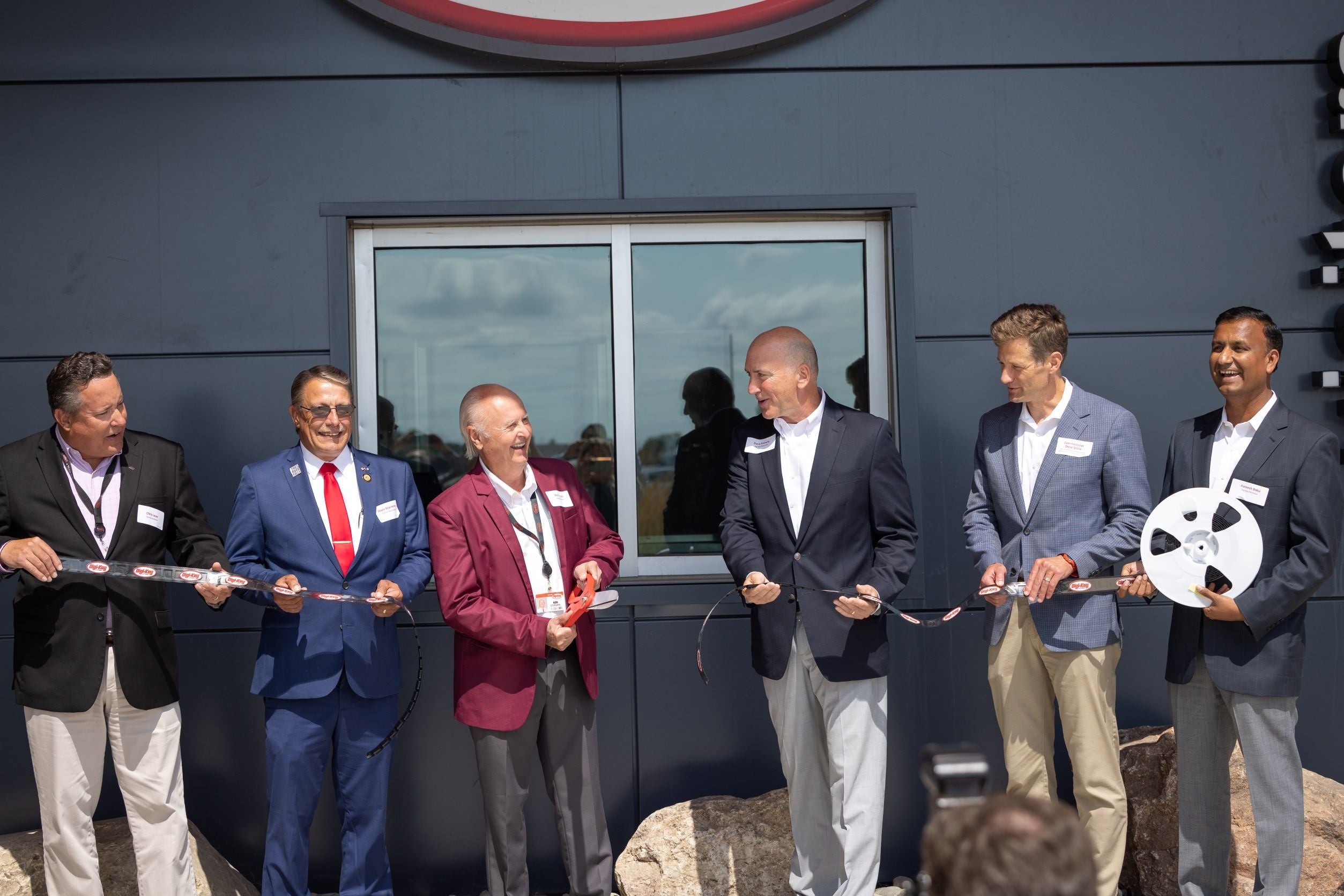 Digi-Keyは約220万平方フィートの製品流通センター拡張部（PDCe）をオープンし、Digi-Reelによるテープカットとセレモニー用パッケージの引き渡しを実施しました。