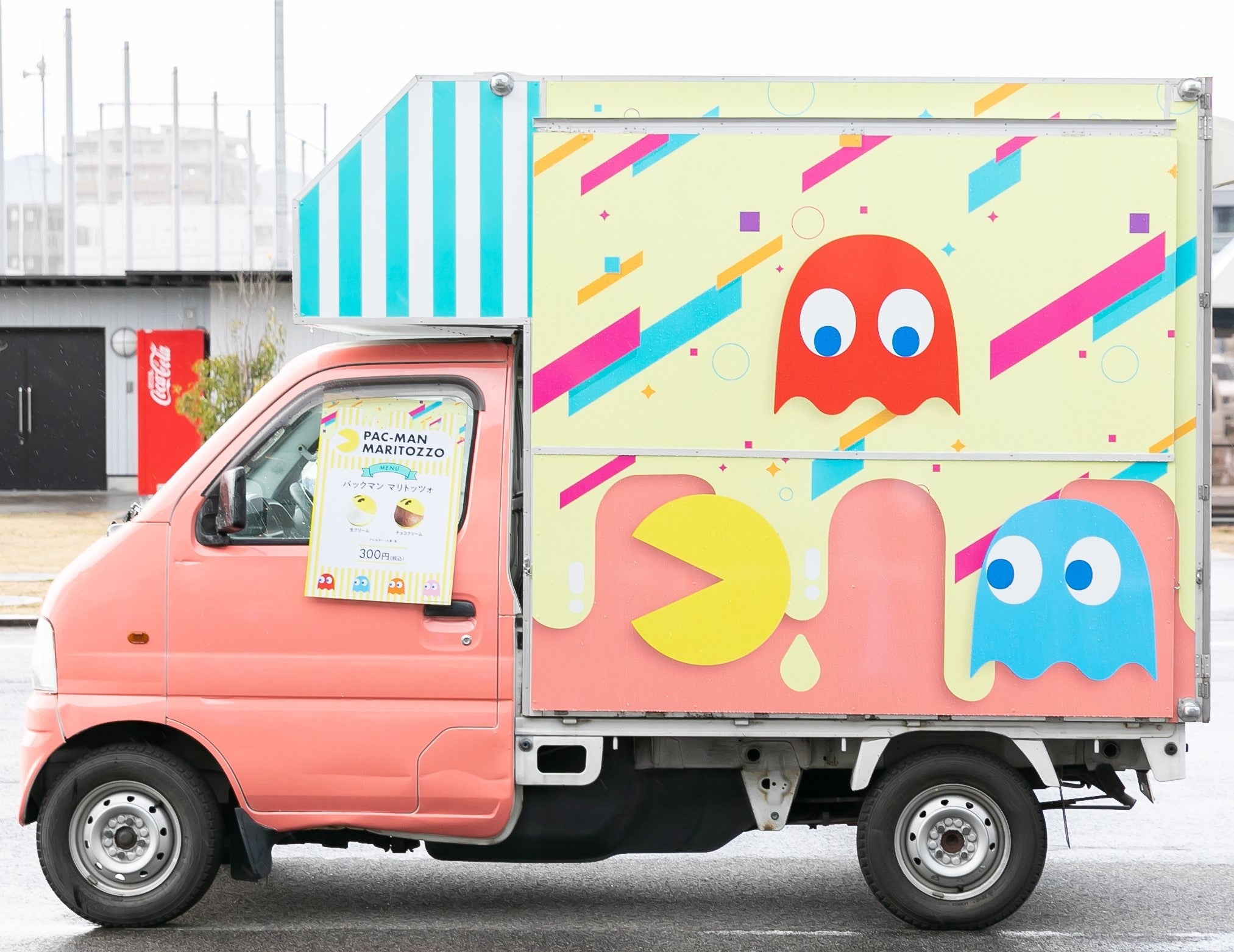 パックマンのラッピングキッチンカー