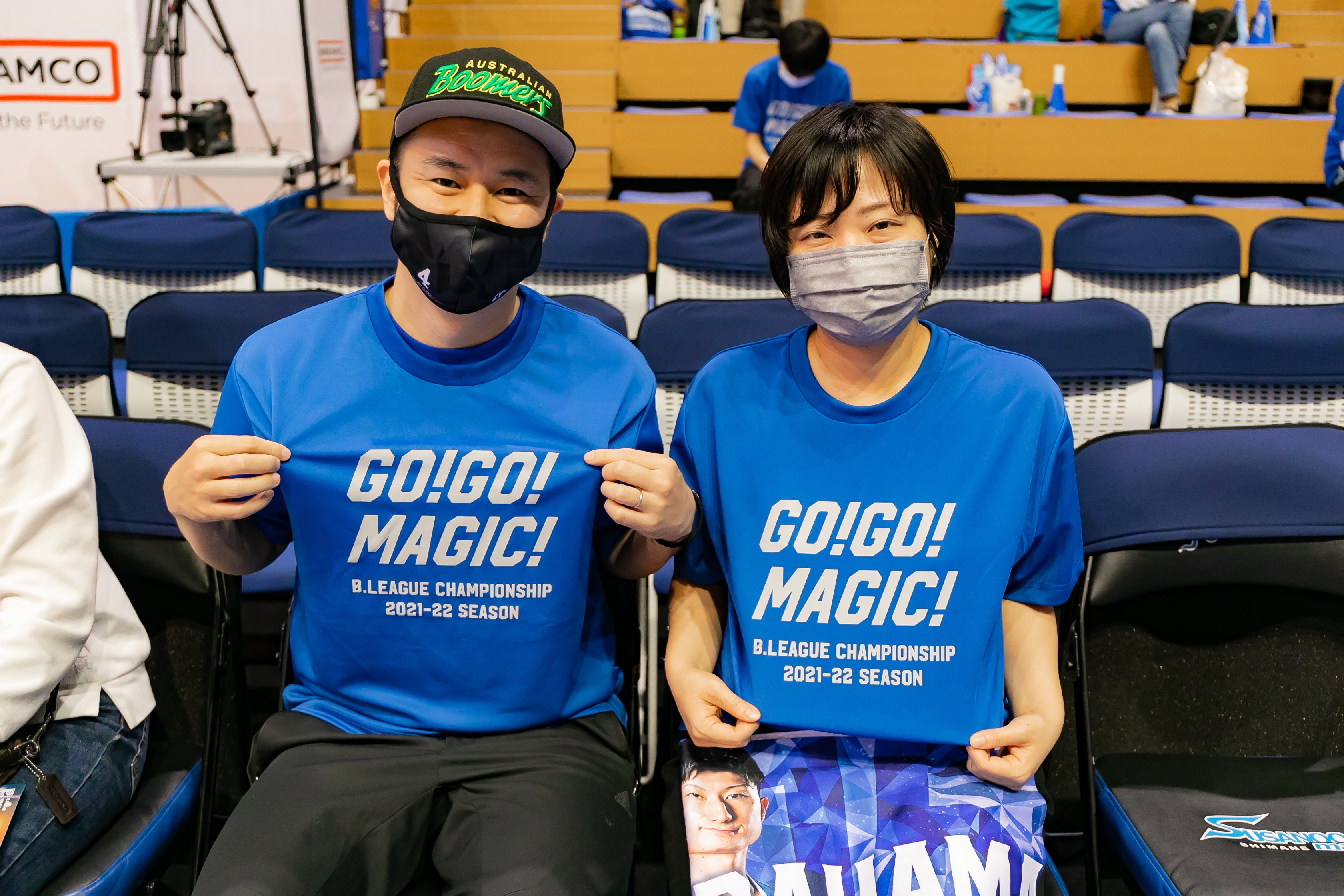 オリジナルTシャツを着用したスサノオファミリー