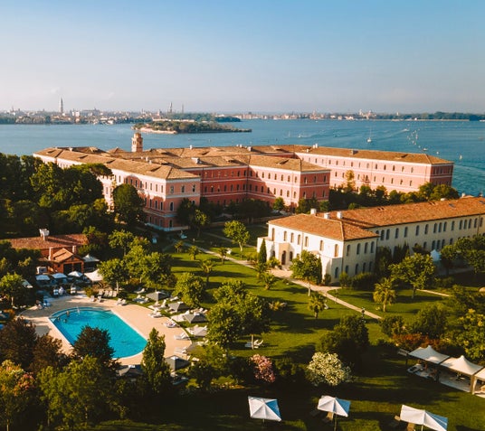 マンダリン オリエンタル、ヴェネツィアの「サン クレメンテ パレス ホテル」の運営を受託~2026年4月に「マンダリン オリエンタル ヴェネツィア」としてリニューアルオープン マンダリン オリエンタル、ヴェネツィアの「サン クレメンテ パレス ホテル」の運営を受託~2026年4月に「マンダリン オリエンタル ヴェネツィア」としてリニューアルオープン