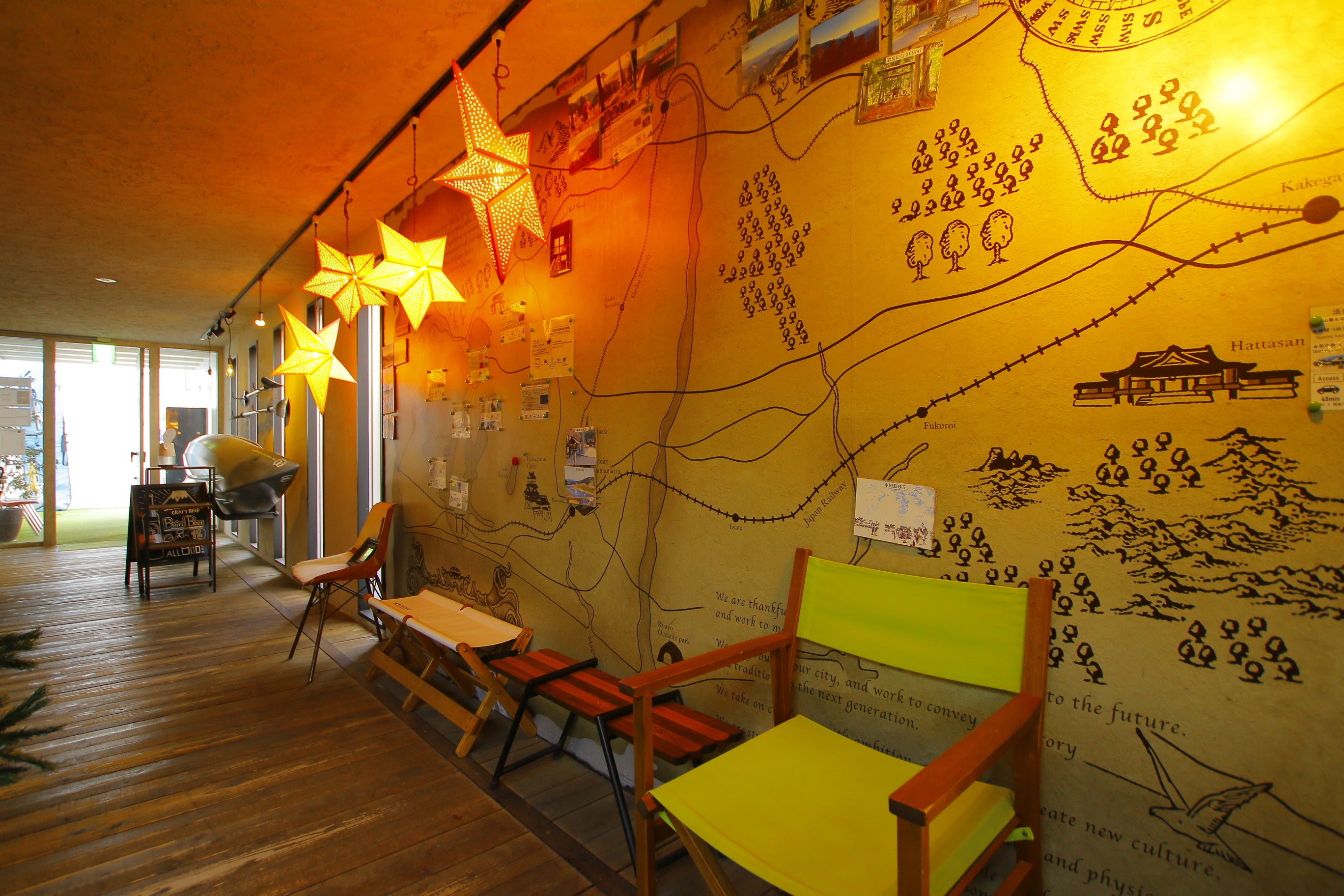 壁には浜松市のおすすめスポットが紹介されているオリジナルマップがある