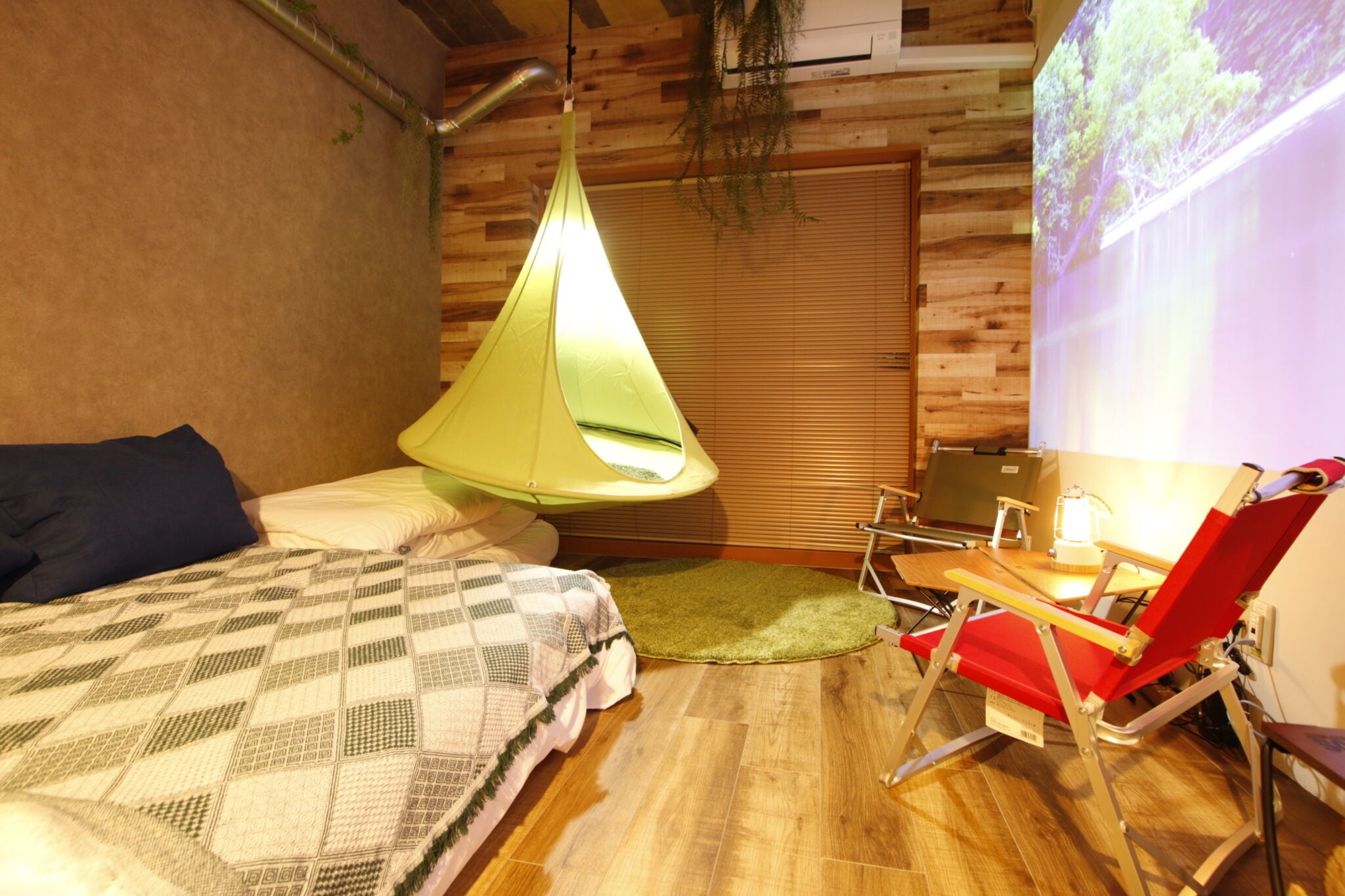 人気のキャンプダブルはハンモックテントが付いて、エキストラベッド付きで3人宿泊可能。