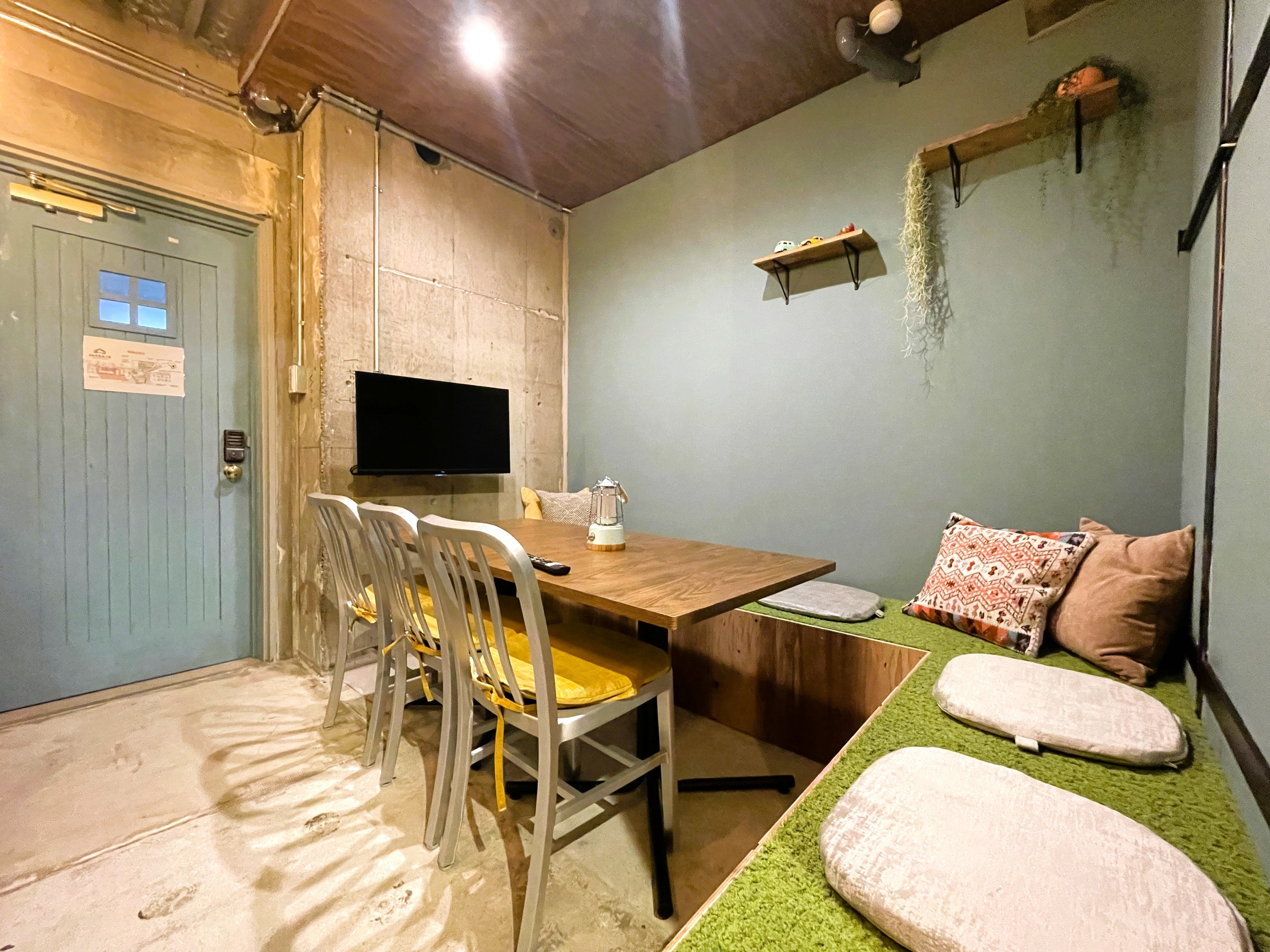 パワーアップした8名ダイニング付きドミトリー部屋がNEWOPEN