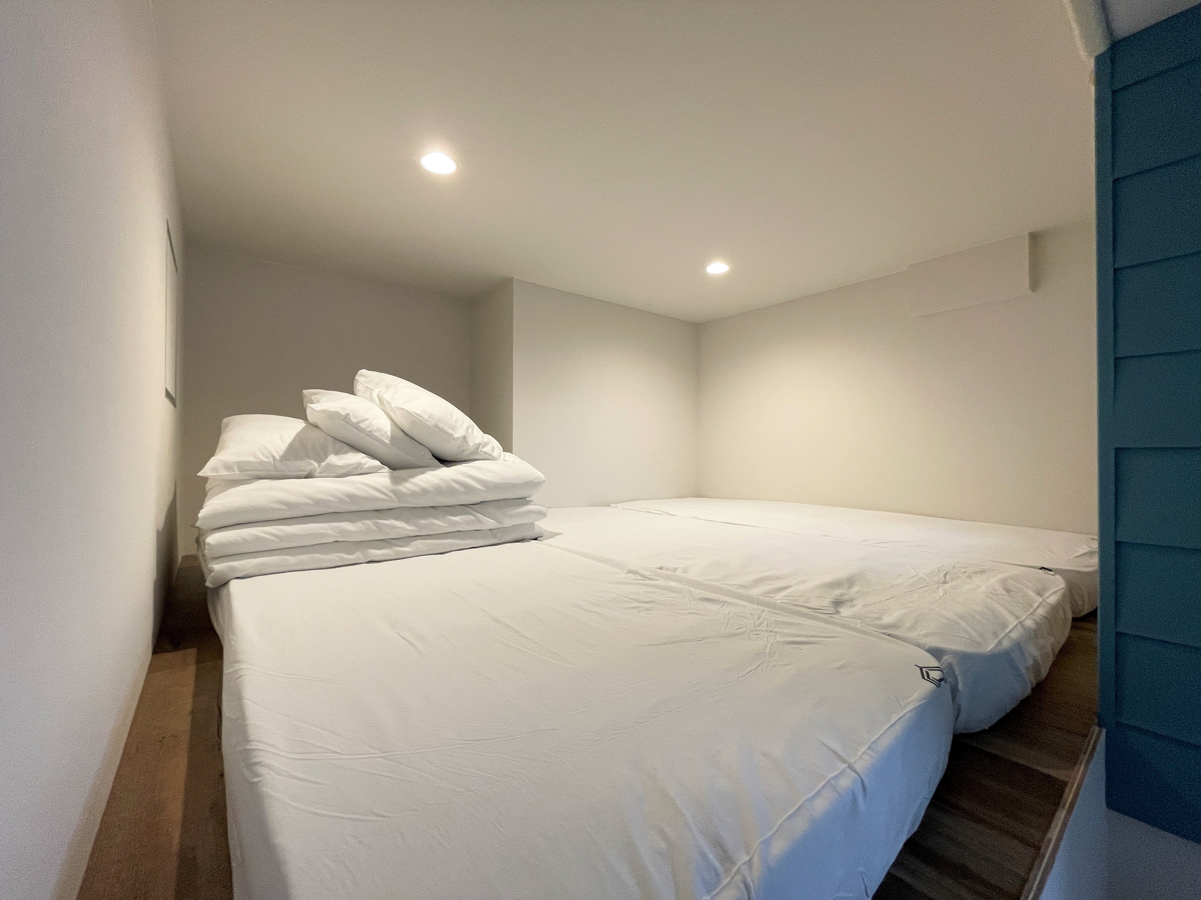 2段ベッドには上下段でそれぞれ３つマットレスをご用意。