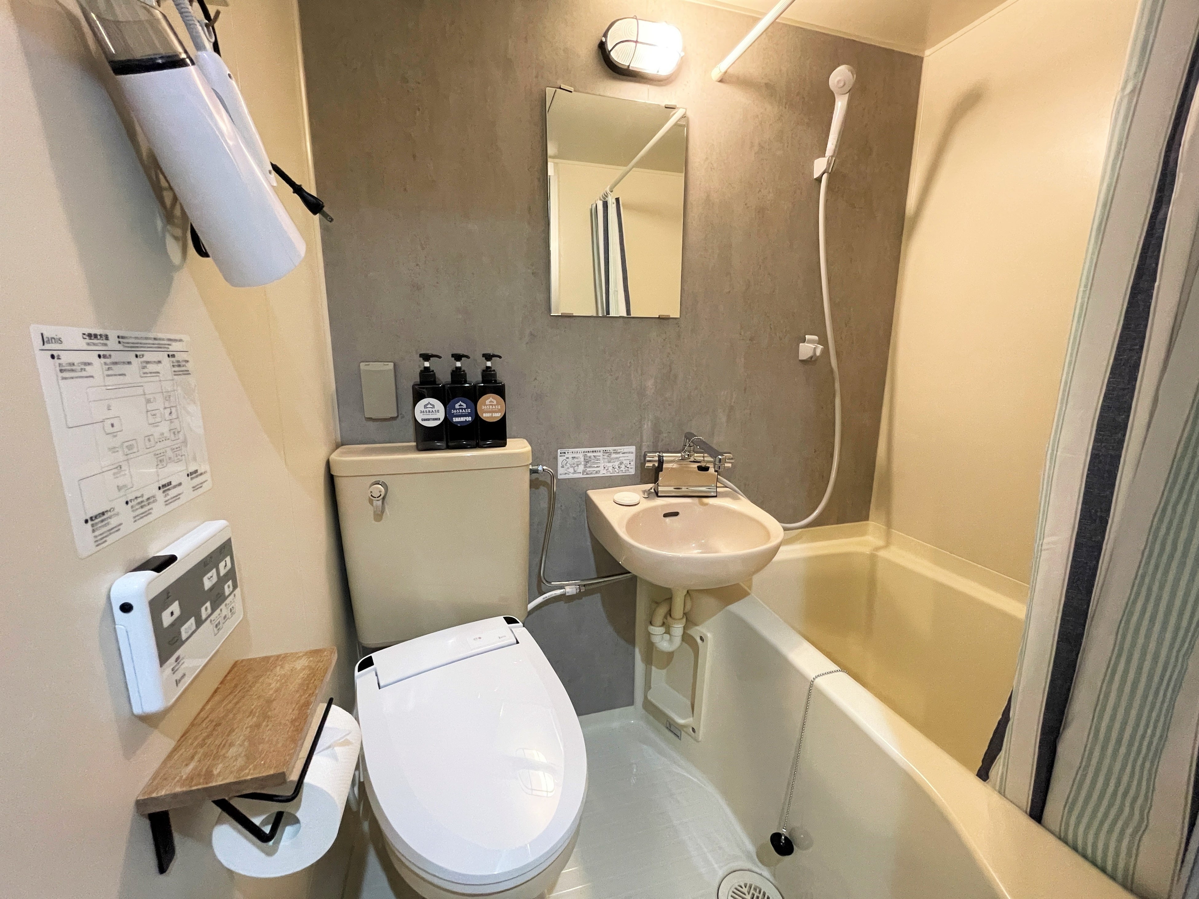 部屋にはユニットバスも完備。