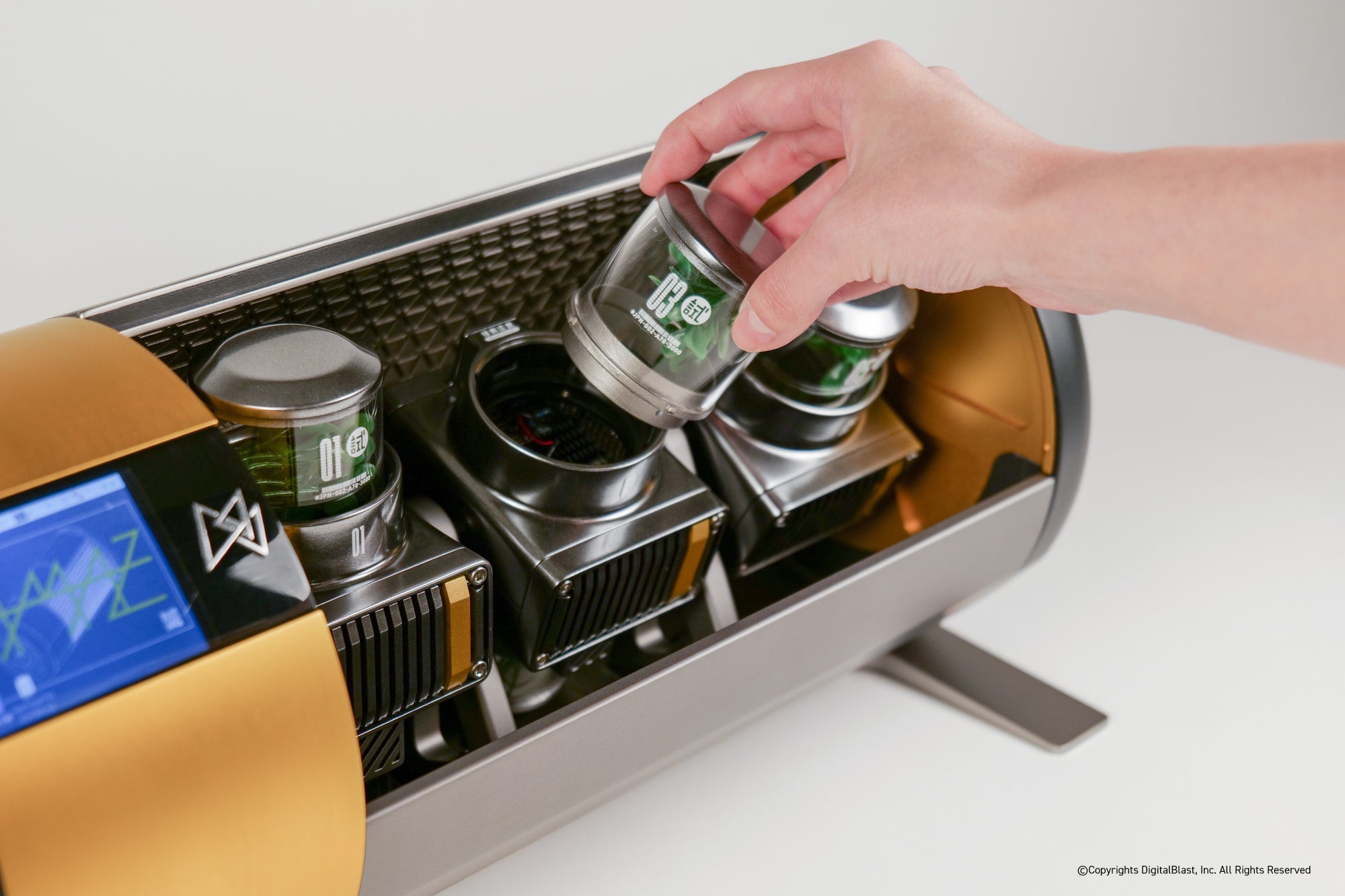 小型ライフサイエンス実験装置「AMAZ」の試料容器を取り付ける様子