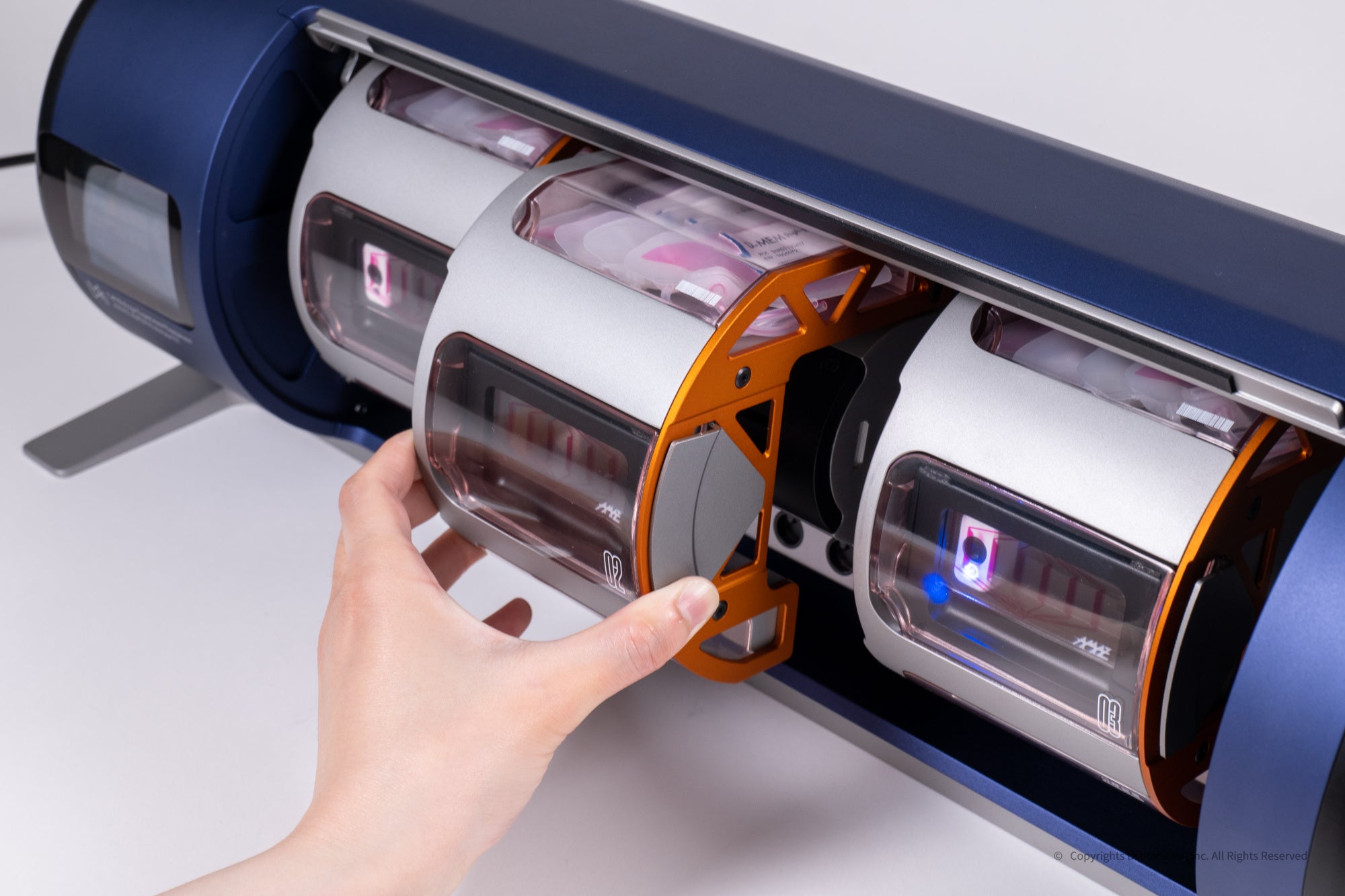 試料容器を含むカートリッジを装置に装着する様子