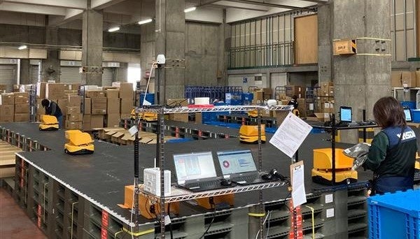 北海安田倉庫では、作業者の手作業によるシングルオーダーピッキングで１日3,000ピースを作業上限としていましたが、t-Sortで仕分けることで1日最大7,000ピースの作業上限へと作業能力を向上させています。