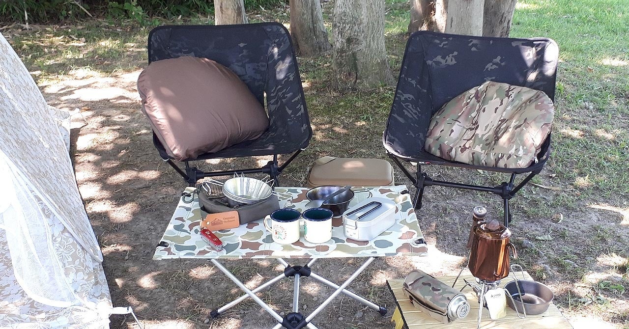 キャンプまくらを背当てとして使用するイメージ