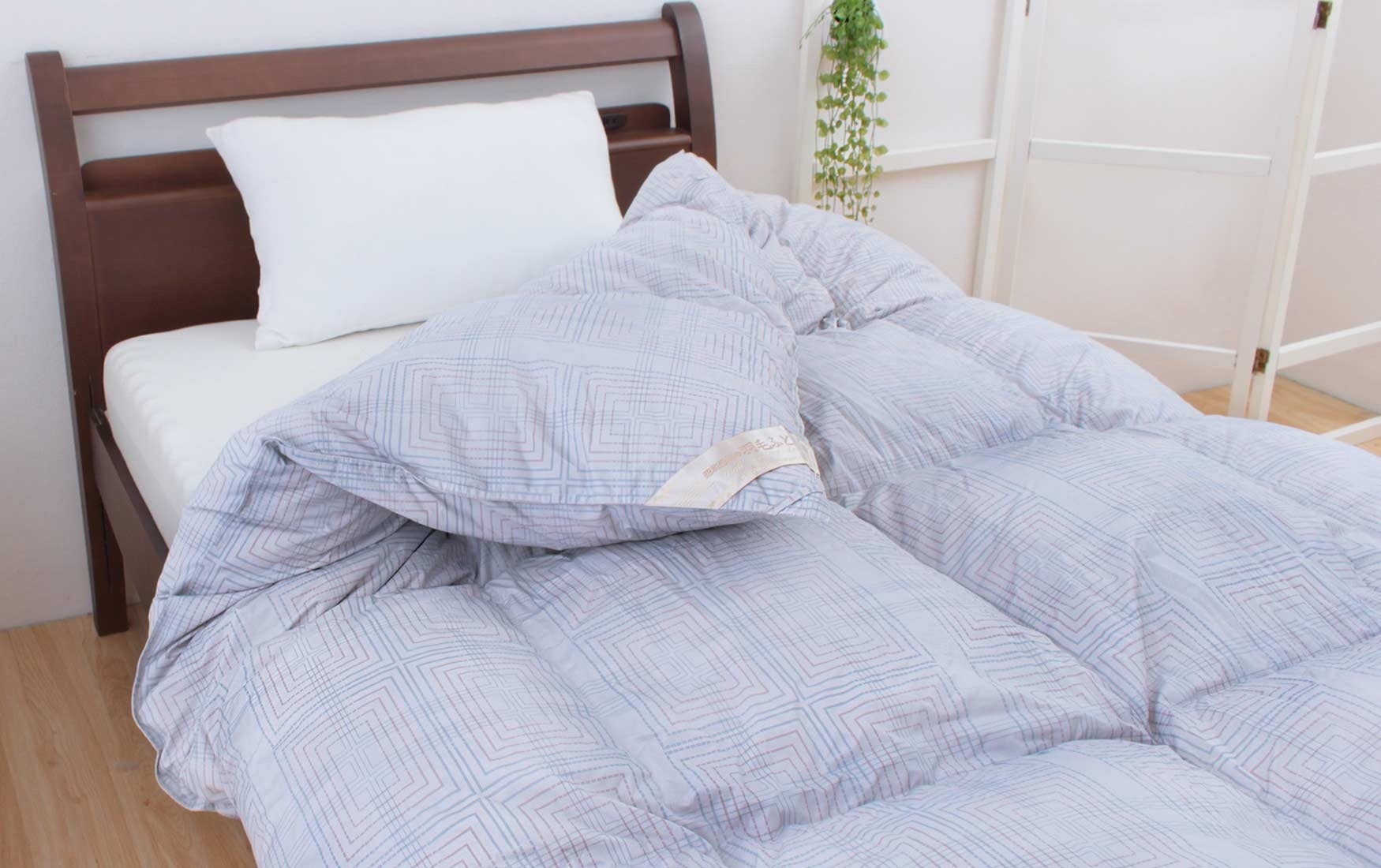 ロシア産のマザーグースダウンで最高級の暖かさ