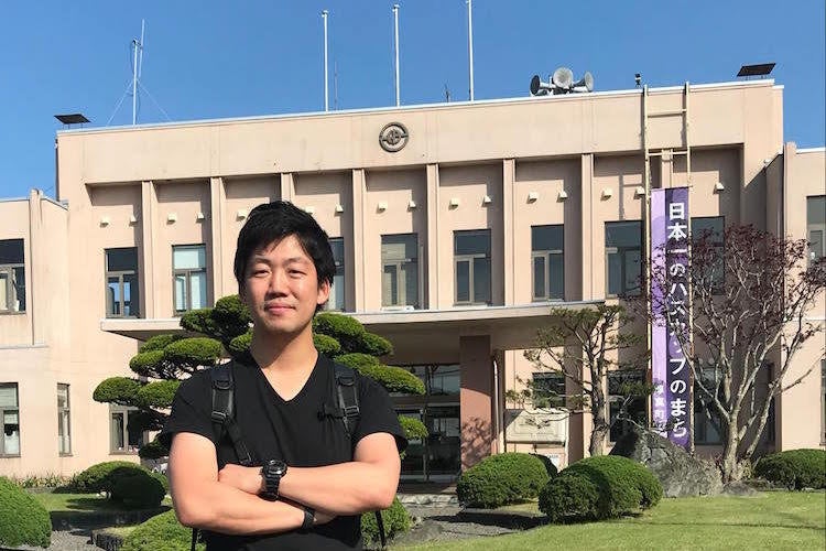 ▲ 厚真町役場前の成田。人口4400人の小さな町から世界をかき混ぜます。