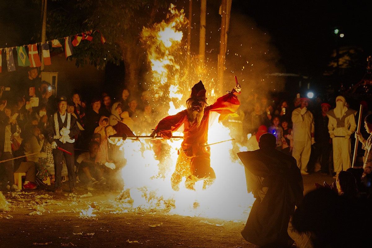 © Shakotan Spirit ▲ 積丹半島で毎年七月に行われる美国神社例大祭「天狗の火渡り」
