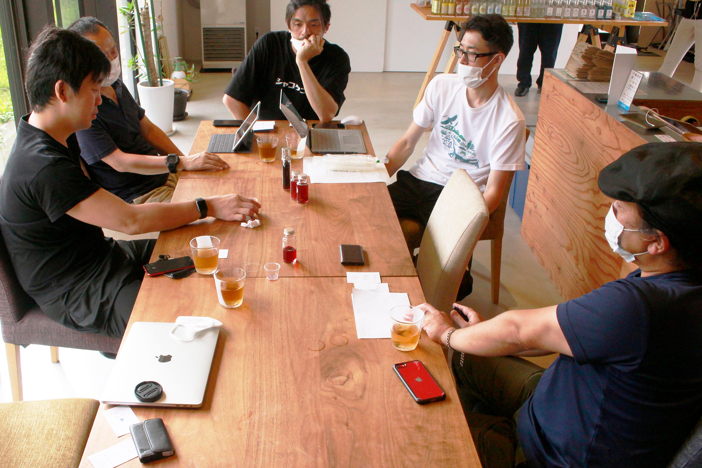 ▲ 積丹スピリットでの打ち合わせ（左から：成田、原、五十嵐、横山、岩崎）岩崎さんが積丹スピリットのクラフトジンづくりを担っています。