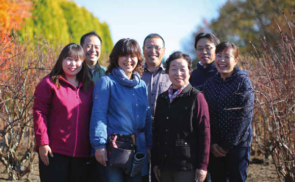 ▲ 山口さん家族と仲間たち。60軒ほどだったハスカップ農家は100軒に増え、厚真町は日本一のハスカップ産地に。数年前からは、自然栽培にも取り組んでいます。