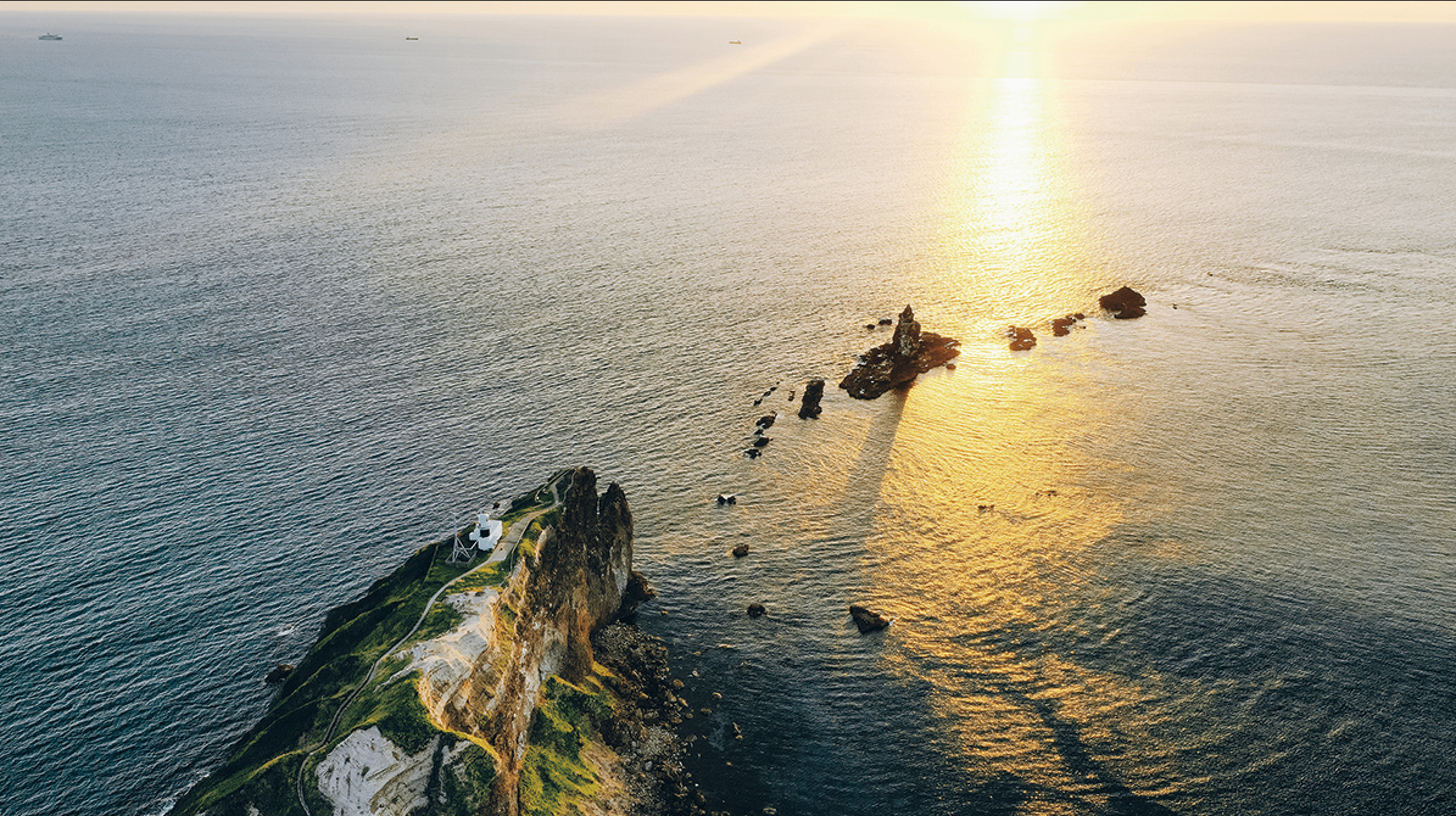 ▲ 積丹・神威岬。まるで神様がいるかのような絶景、日本海を染める夕焼けが美しい。