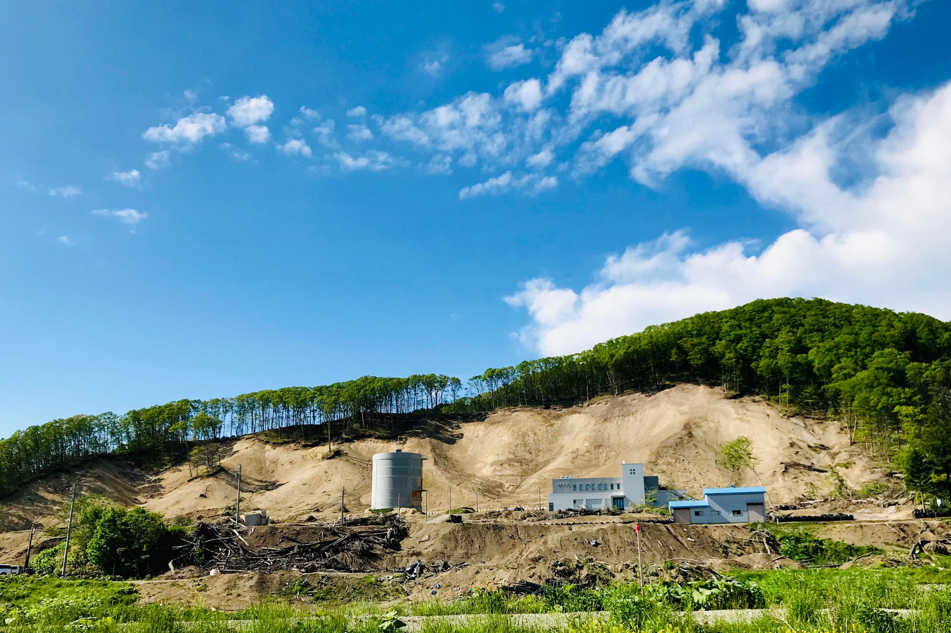 ▲ 厚真町では、地震により多くの被害が出ました。現在も、復旧作業が続いています。