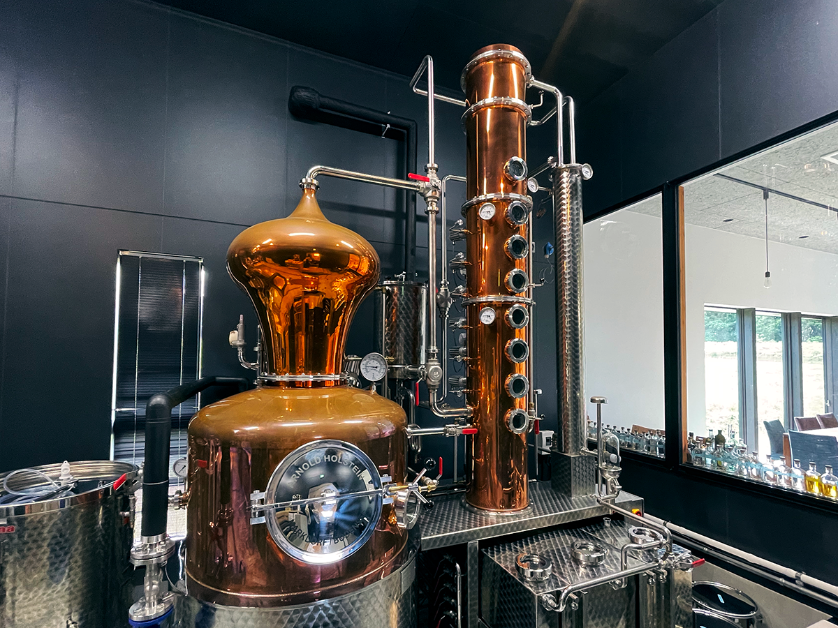 ▲ ドイツからやってきた銅製蒸溜機により蒸溜。 