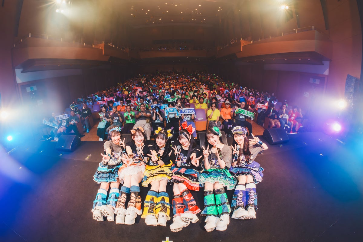 満員御礼となった6周年公演で、神戸新聞松方ホールに集まったファンと記念撮影するグットクルー。