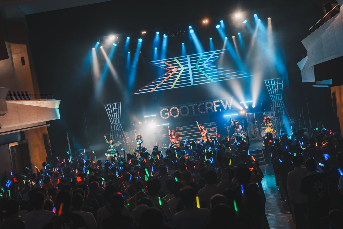 新曲「DASH FOR MY DREAM」も初披露した6周年公演で、客席に向けてパフォーマンスを届けるグットクルー。