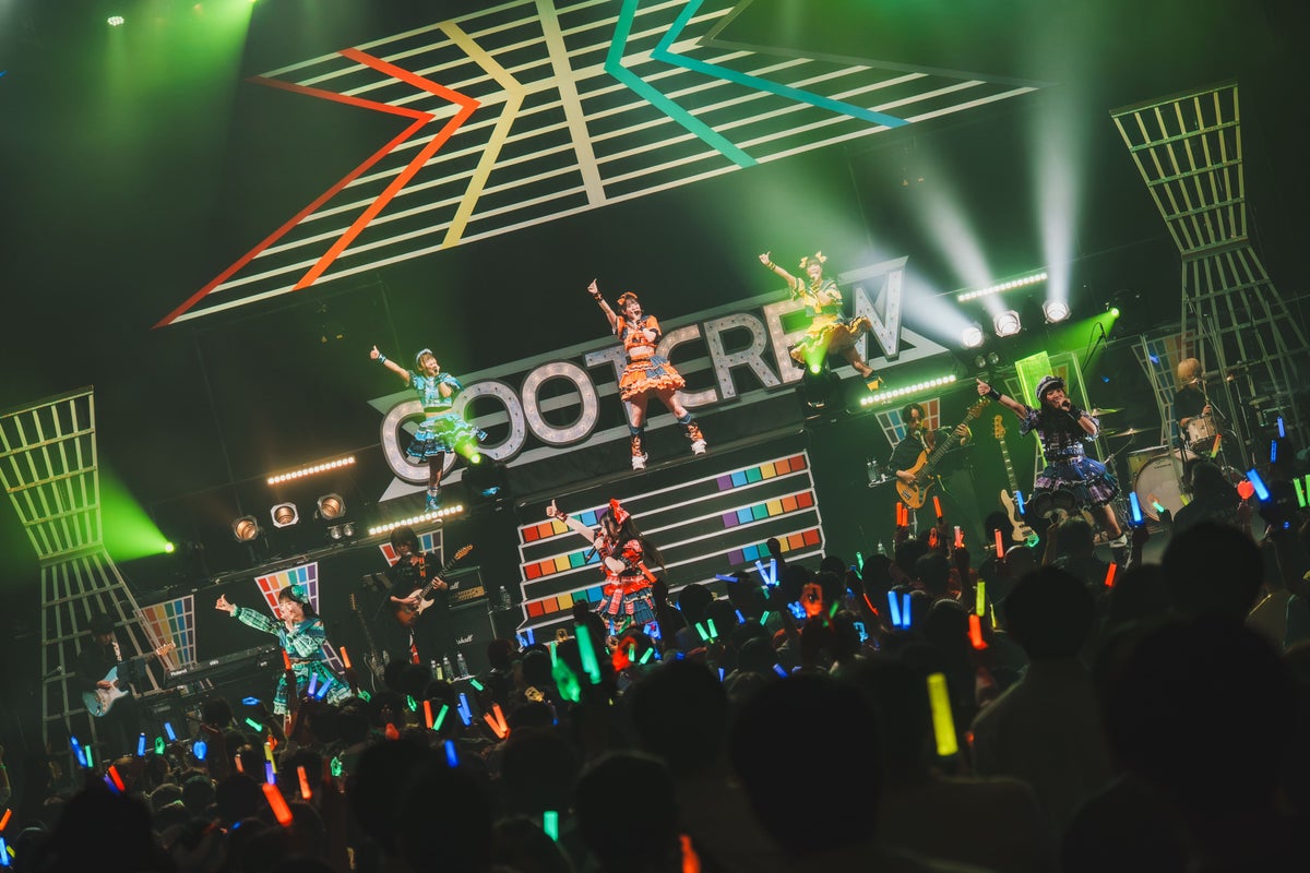 バンドの生演奏とともに、躍動感あふれるパフォーマンスを披露するグットクルー。客席には色とりどりのペンライトが広がりました。