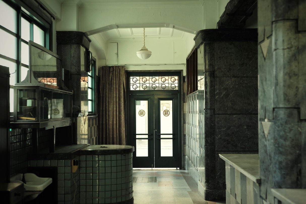 建築当時から扉に記されていた丸福のロゴ（写真は工事前）