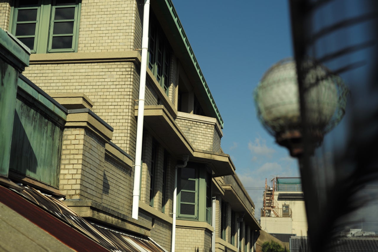 緑色の瓦屋根と外壁のタイルが特徴的です