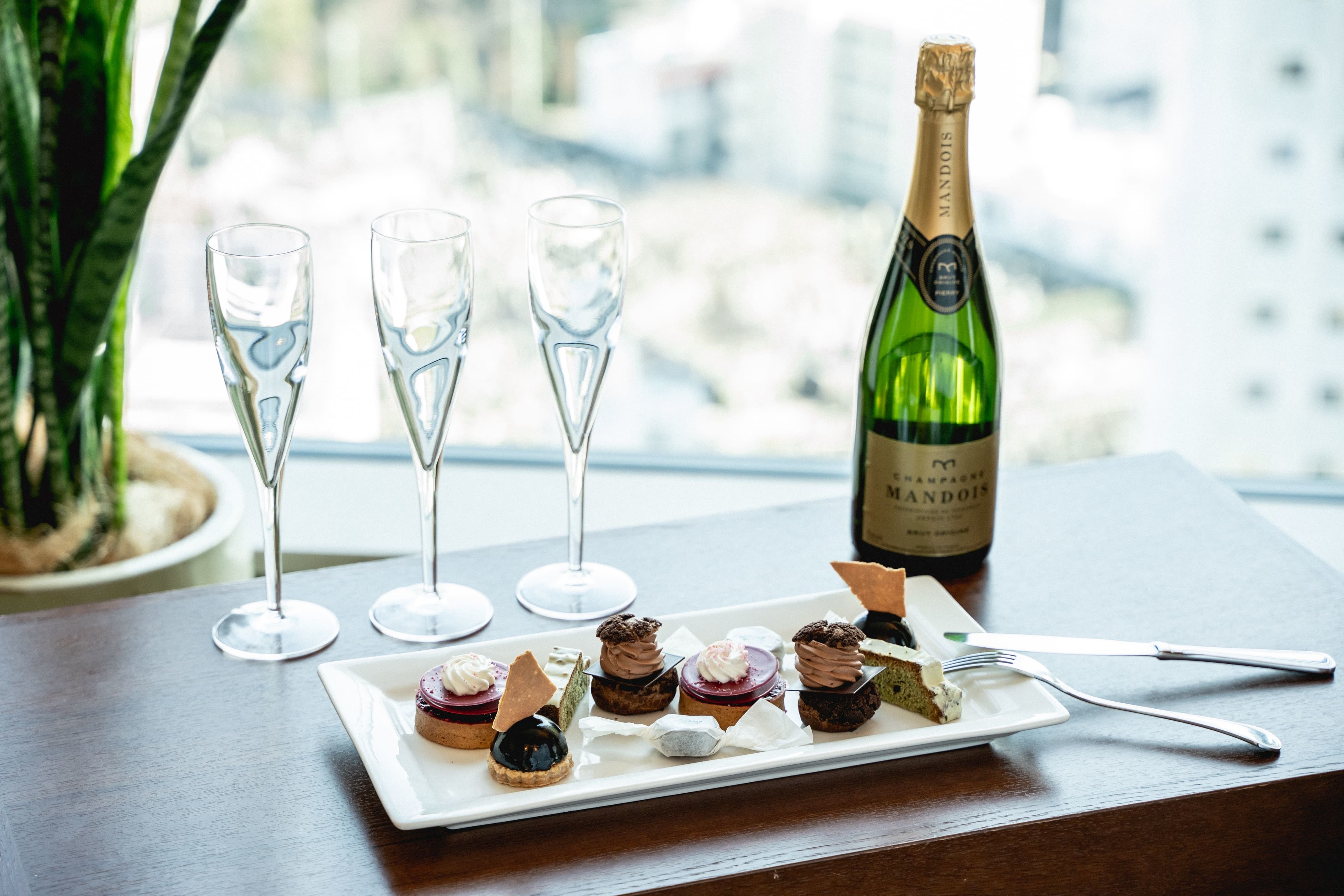 チェックイン後に早速嬉しいウェルカムシャンパンとパティシエ特製スイーツプレート